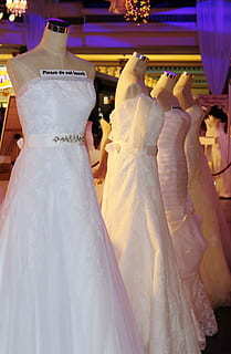 结婚仪式结束后新娘穿什么 结婚当天敬酒结束后穿什么衣服呢