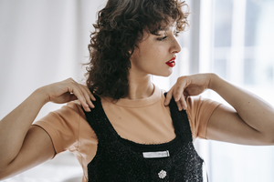 女主持人穿黑色礼服 你觉得毕业晚会女主持穿黑色礼服合适吗?