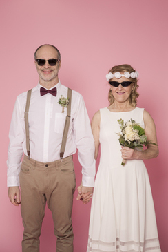 订婚那天男方要给女方多少钱 订婚时男方要给女方钱吗,给多少呢