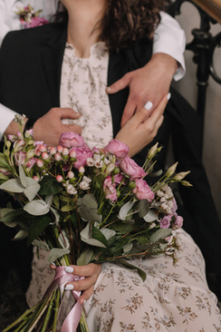 结婚当天新郎可以自己开车吗 婚礼当天新郎能自己开主婚车么