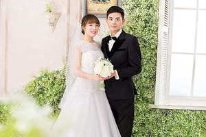 新郎手捧鲜花求婚现场要说话吗