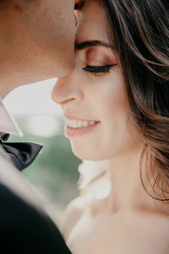 结婚会买首饰吗 请问结婚一般要买哪些首饰？谢谢！