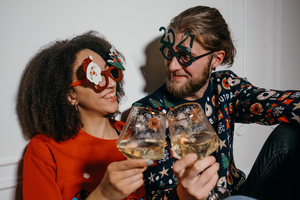 参加婚礼可以穿紫色衣服吗 丈母娘参加婚礼穿紫色衣服行吗