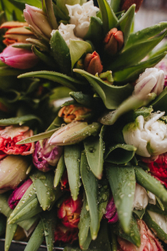 伴娘参加婚礼要带礼物吗