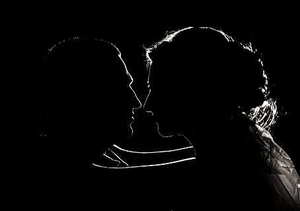 参加订婚要不要送礼物 一般订婚朋友要送礼金吗？