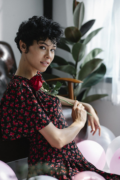 日本给新娘化妆时新郎和化妆师 新郎跟化妆师干起来新娘居然还在旁边看热闹