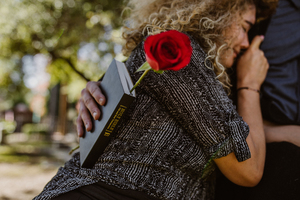 司仪穿什么衣服合适 女婚礼主持司仪服装应该穿什么?