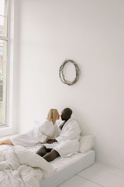 朋友孩子结婚穿什么衣服合适 参加朋友的儿子的婚礼能穿红色的衣服吗