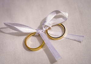 婚宴接待宾客时说些什么 办结婚酒席新郎新娘接待客人怎么说