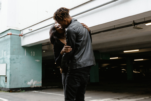 婚礼上新郎唱歌适合唱什么歌 在婚礼上适合新郎唱的歌有哪些？