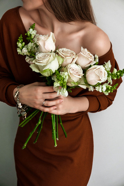 新娘送结婚请柬 发结婚请柬必看注意事项 结婚送请柬怎么送