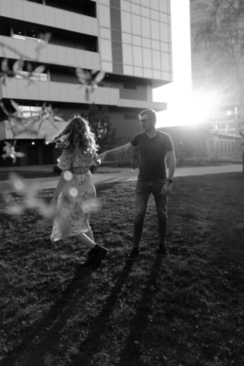 敬酒应该站在客人哪边 敬酒时候是站在敬酒人的左边还是右边？