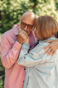 女儿订婚妈妈穿啥衣服 女儿订婚妈妈穿什么衣服合适