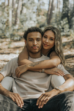 做一个婚庆主持需要什么条件 做婚礼主持人需要具备什么条件？