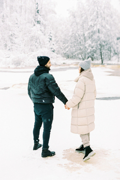 请帖上的恭请人写谁