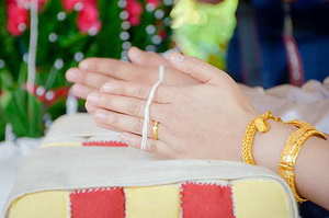 参加闺蜜婚礼穿灰色可以吗 要参加朋友的婚礼穿什么颜色的衣服合适?