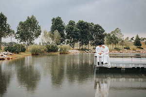 定亲给女方买什么衣服 订婚男方给女方都要买什么啊