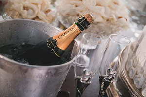 藏民为什么衣服只穿一个袖子 藏族人为什么穿衣服只穿一只袖子？