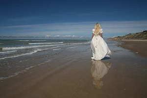 参加别人婚礼穿杏色