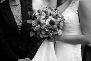 领证后去女方家买点什么 领证第一年男方去女方家要买东西吗?