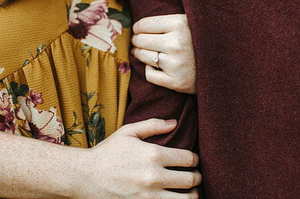 婚礼司仪可以穿黑色吗 婚礼司仪可以穿黑色衬衣吗?