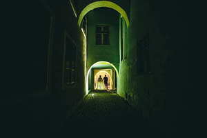 证婚人和主婚人讲话顺序 婚礼上证婚人和主婚人该谁先讲话（教训！）