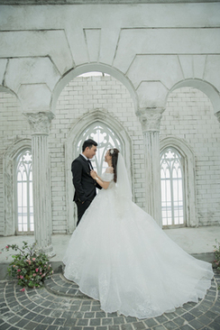 穿婚纱穿什么颜色的鞋 穿白色婚纱配什么颜色的鞋子好呢？