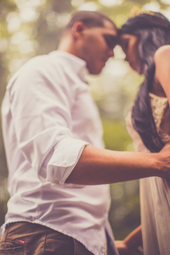 一条彩带对折三次后剪开