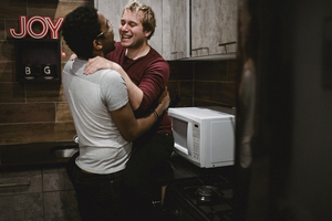 朋友婚礼上唱助兴的歌 好朋友结婚该唱一首什么歌来助兴?