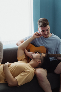 结婚的新娘背着老公 我有结婚证背着老公和别人举行婚礼犯法吗？