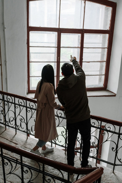 拍婚纱照可以拿个镜子看吗 拍婚纱照的时候能戴眼镜照吗？