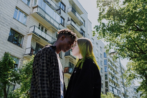 法语salut音标 法语中salut中s发/z/音吗？