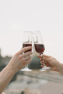 订婚的戒指和结婚的戒指是一个吗 亲们,订婚结婚和三金里面的戒指不是一个吗