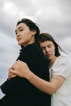 参加婚礼可以穿墨绿吗 去参加婚礼可以参绿颜色的衣服吗?