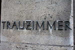 结婚请柬写领导名字还是称呼