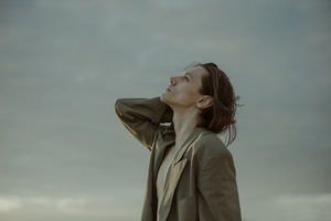 新郎婚礼上砸酒杯