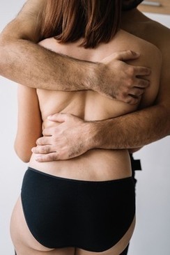 婚戒男女各戴哪个手 男女的结婚戒指戴在哪个手上