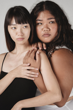 订婚应该穿什么衣服 订婚的时候应该穿什么样的衣服啊?