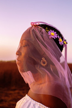 订婚戒指戴哪个手指男 订婚戒指戴哪个手指