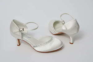 冬季婚礼穿什么衣服 冬天结婚新郎穿什么衣服合适