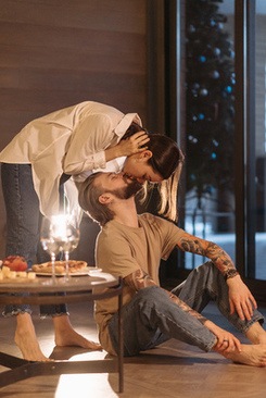 结婚好几年了喜字还能挂墙上吗 结婚喜字可以挂床头的墙上吗？