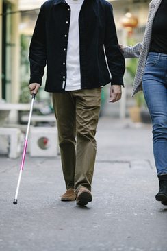 婚礼司仪穿什么颜色 主持婚礼的女司仪穿什么颜色的衣服好?