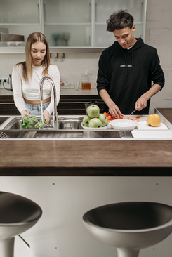 新郎能穿藏青色西装吗 新郎是藏青色西装，伴郎穿什么西装比较搭