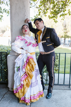 中式婚礼需要佩戴胸花 婚礼胸花岳父那边是结婚才拿过去吗?