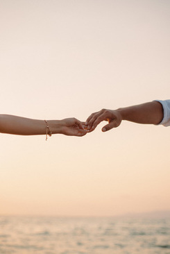 四句结婚祝福语 结婚的四句祝福诗