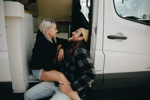 结婚压床钱压百天 为什么结婚钱一天晚上得压床