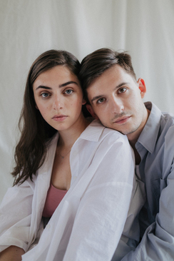 喜糖盒用了多种颜色可以吗 喜糖盒子可以用紫色或者金黄色的吗？