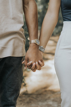 婚礼上伴娘能穿黑色鞋吗 伴娘可以穿黑色鞋子吗 伴娘着装注意事项