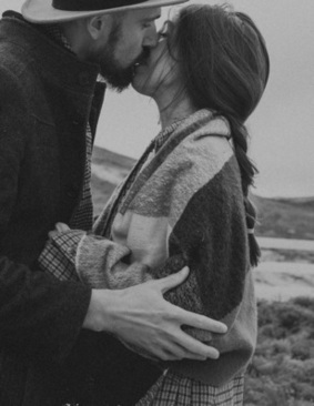 送求婚戒指方式 如何送求婚戒指 求婚戒指该怎么送