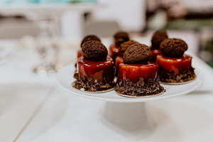 办中式新郎必须穿红色吗